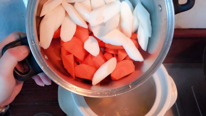 山药胡萝卜玉米大骨汤,又半小时后，再继续放入山药和胡萝卜。