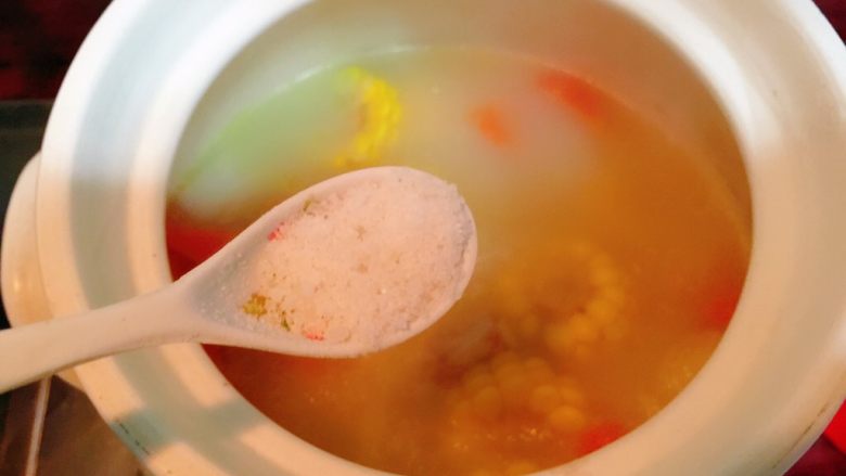 山药胡萝卜玉米大骨汤,1小时后开盖，胡萝卜和山药熟透，吃起软软的口感就可以，按口味调入盐。