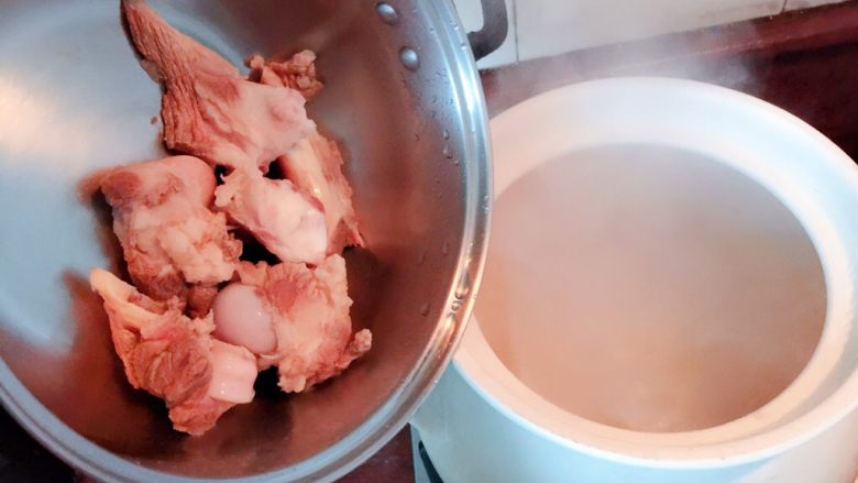 山药胡萝卜玉米大骨汤,砂锅煮开水，放入大骨，这时就可以把大骨拆成块啦，水量要一次性放够，中途不加水最好。