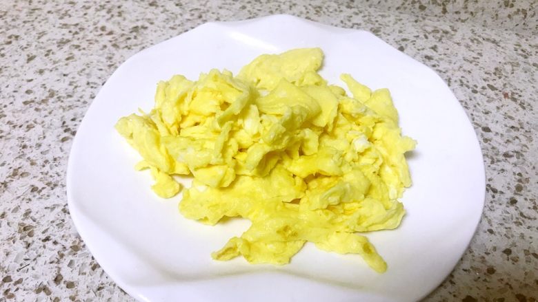 青椒炒蛋,炒好的鸡蛋盛出备用