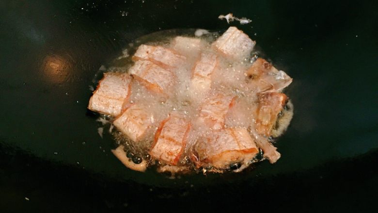 香煎带鱼,煎至表面定型金黄，才可以翻过来，煎另一面。煎至两面都金黄色即可。