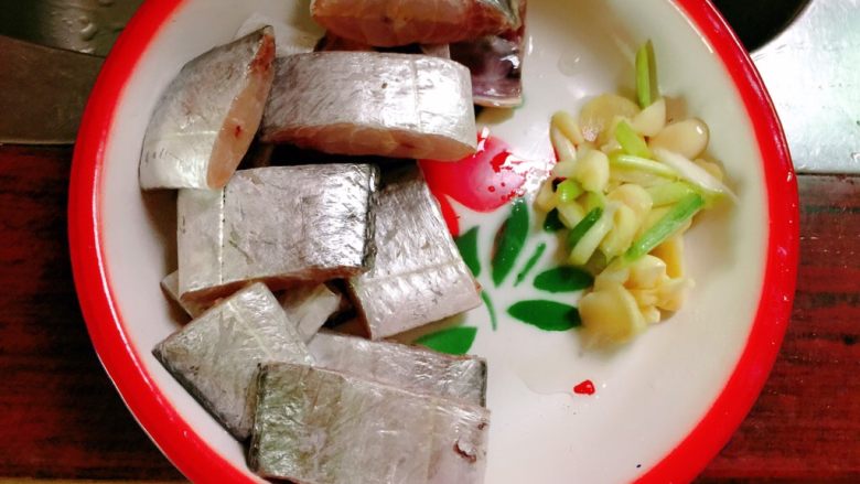 香煎带鱼,煎的时候把带鱼和姜葱蒜分开，如果鱼身还有盐，就洗去，沥干水。