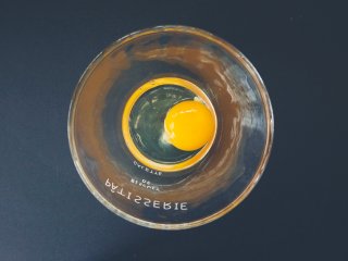 蘑菇蛋，一口一个超级鲜,将鸡蛋壳打碎，粘稠滑润的蛋白包裹着蛋黄，刺溜一下，就滑进碗中。