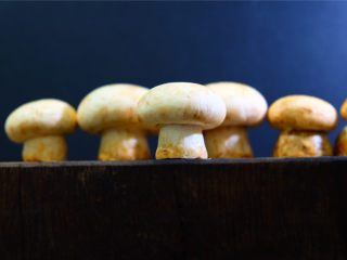 蘑菇蛋，一口一个超级鲜,切掉蘑菇底部，只留可以食用的部分。
洗干净后，就可以看到这一个个Q萌的蘑菇，逐渐展露出白嫩的样子。