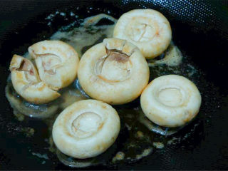 蘑菇蛋，一口一个超级鲜,喜欢吃焦香的蘑菇，也可以选择另外一种做法。

平底锅里放一些黄油，再慢慢放进蘑菇，用小火煎至蘑菇底部金黄，散发出香味。