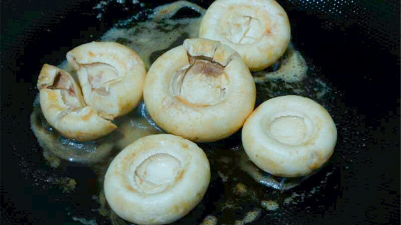 蘑菇蛋，一口一个超级鲜,喜欢吃焦香的蘑菇，也可以选择另外一种做法。

平底锅里放一些<a style='color:red;display:inline-block;' href='/shicai/ 887'>黄油</a>，再慢慢放进蘑菇，用小火煎至蘑菇底部金黄，散发出香味。