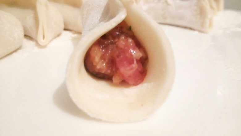 香菇饺子,中间先对折【饺子皮粘连的地方，可以沾点水】