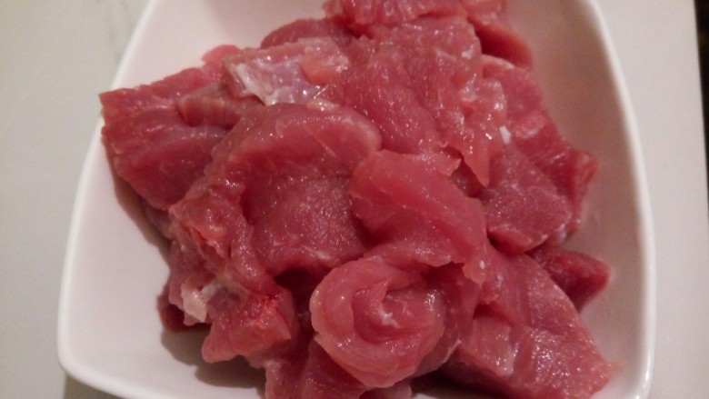 香菇饺子,<a style='color:red;display:inline-block;' href='/shicai/ 414'>猪肉</a>先切片，