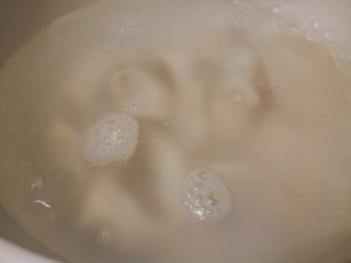 香菇饺子,锅里水微开，下饺子煮熟【中间水开的时候，可以加2次清水】