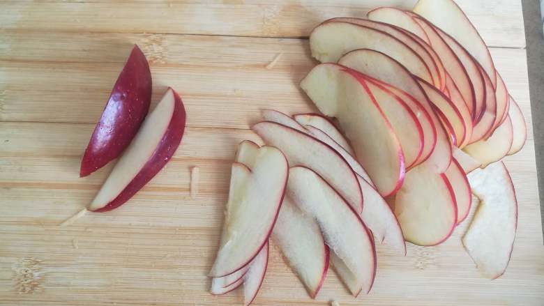苹果派&苹果玫瑰卷,接着是苹果玫瑰卷派馅的制作：
苹果洗干净后，切成1-2mm厚度的薄片