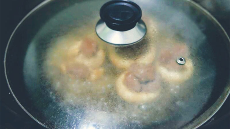 蘑菇蛋，一口一个超级鲜,加水，淹没至蘑菇的一半高度，盖上盖子，用中小火加热。

这个时候一定要守在锅边，看着水分慢慢减少，避免烧糊。