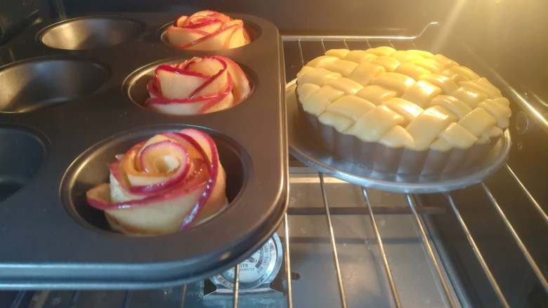 苹果派&苹果玫瑰卷,放入已180摄氏度预热的烤箱，放在中下层烤40min