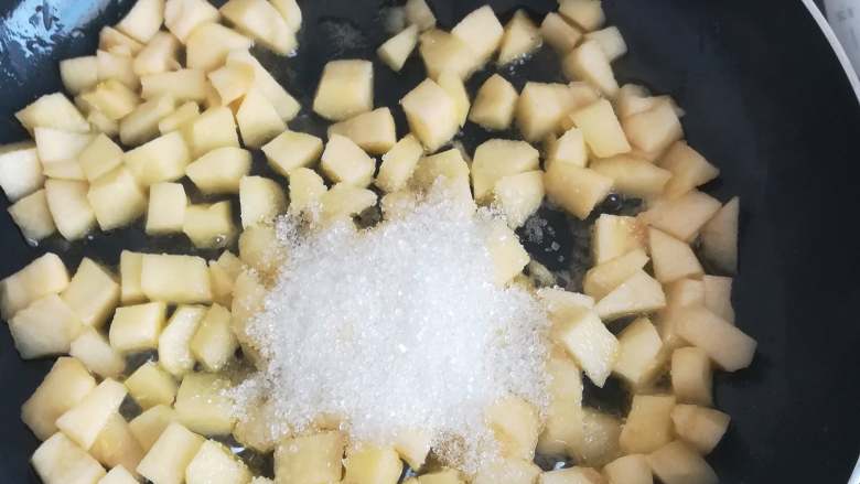 苹果派&苹果玫瑰卷,翻炒几分钟后加入糖和盐，这时会开始出水