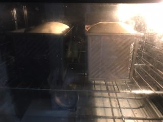 牛奶吐司,预热烤箱上火140下火180   烤40分钟左右即可