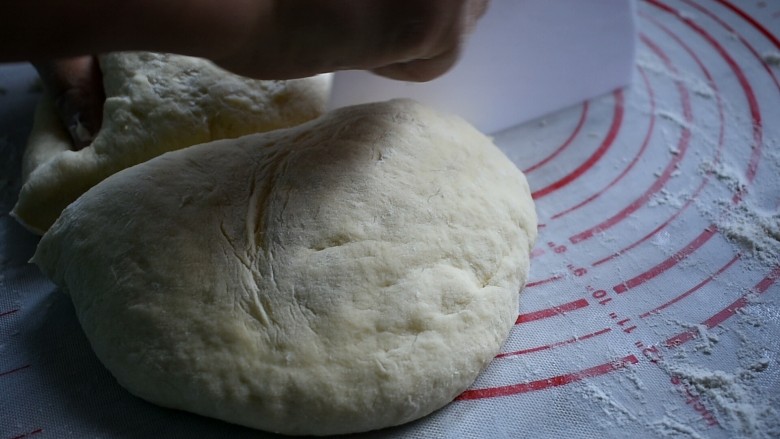 奶香小面包,将发酵好的面团按揉排气