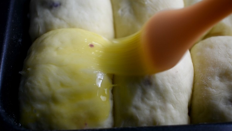 奶香小面包,表面刷上一层蛋液