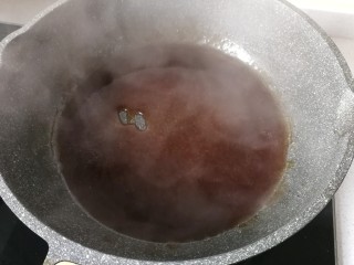 橄榄肉末蒸豆腐,把调好的碗汁倒入锅中烧开，煮至浓稠状态，然后淋在蒸好的豆腐上即可享用