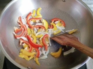 简易芝士焗意面,锅里加炒菜用量植物油，下洋葱彩椒丝中小火炒软