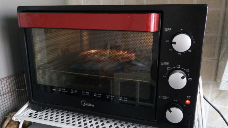 简易芝士焗意面,烤箱上下火220度中层烤到奶酪融化即可