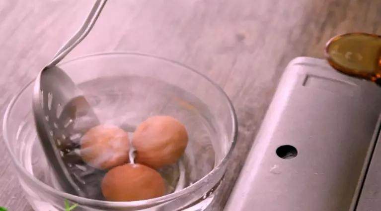 【像米其林大厨一样的做鸡蛋】——人间美味的魔鬼蛋!,过凉水，去壳备用