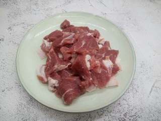 【味鲜汤美】茴香饺子,猪肉切成小块，方便搅拌
