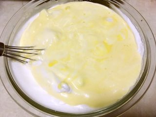 心心相印蛋糕,之后将翻拌好的面糊倒入蛋白霜中，用蛋抽继续翻拌均匀