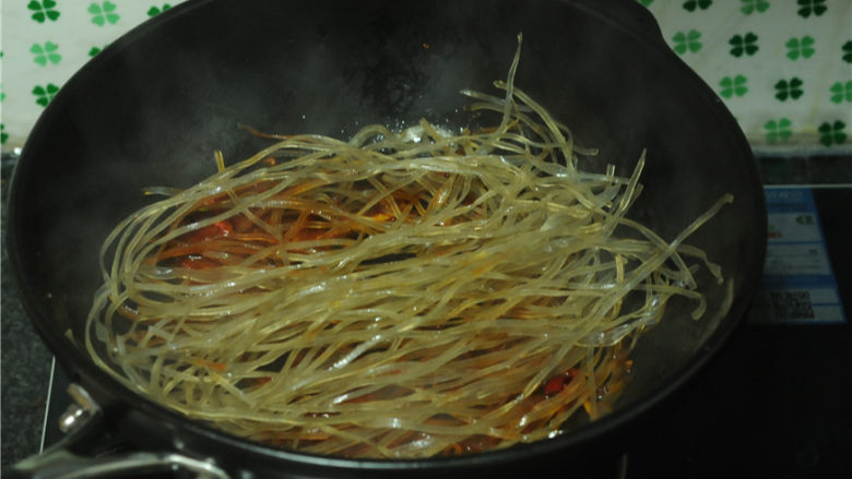 白菜牛肉香锅,加入泡软的粉丝，翻炒几下至均匀裹上豆瓣酱