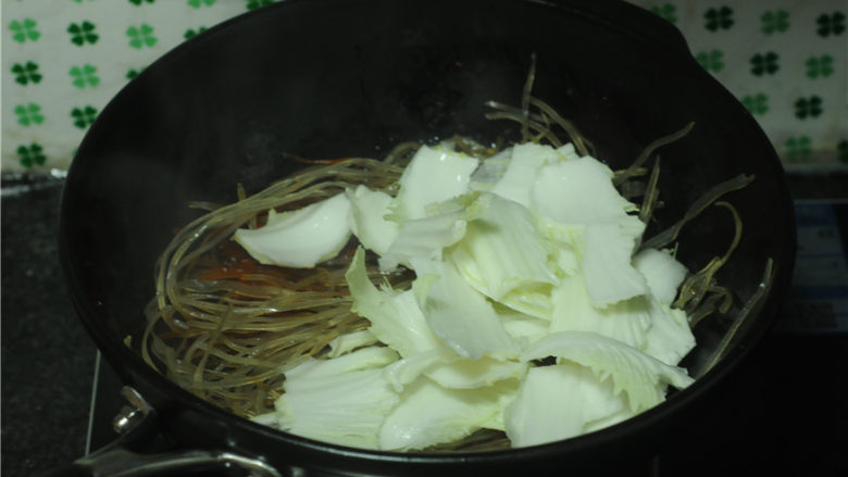 白菜牛肉香锅,白菜帮倒入锅里，稍微翻炒
