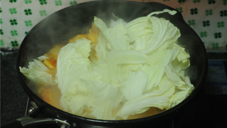 白菜牛肉香锅,将白菜叶子加入锅里