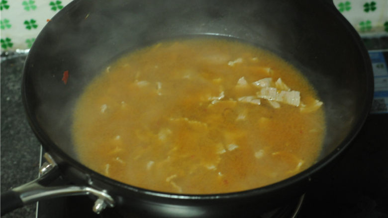 白菜牛肉香锅,腌制好的牛肉片倒入汆烫蔬菜的锅里，用筷子帮助划散，让肉片快速成熟