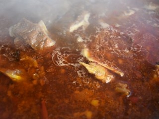 羊蝎子火锅,最后煮至羊蝎子酥烂离骨的程度