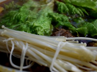 羊蝎子火锅,再放上一些爱吃的蔬菜涮一涮
