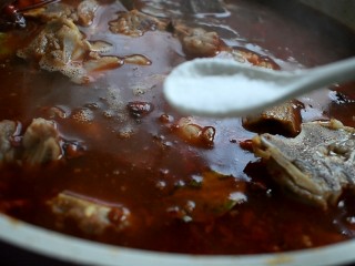 羊蝎子火锅,再加入1勺食盐，搅拌均匀
