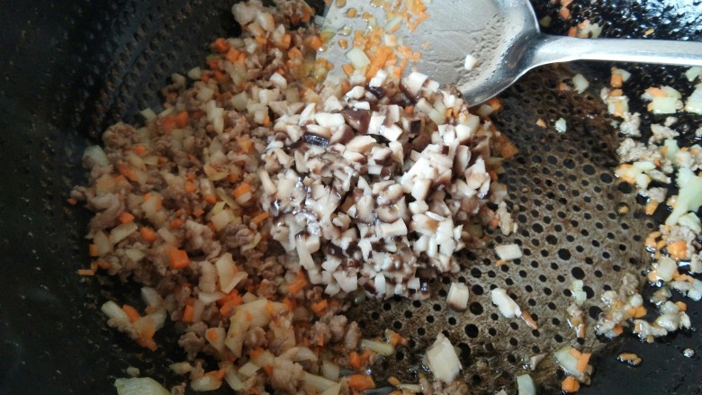 肉末杂蔬太阳蛋蒸饭,翻炒均匀下入香菇丁。