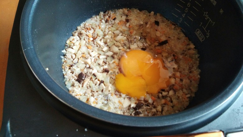 肉末杂蔬太阳蛋蒸饭,煮至15分钟以后，将电饭煲打开，放入<a style='color:red;display:inline-block;' href='/shicai/ 9'>鸡蛋</a>，继续蒸。