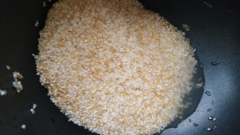 肉末杂蔬太阳蛋蒸饭,洗好米的水倒出去。
