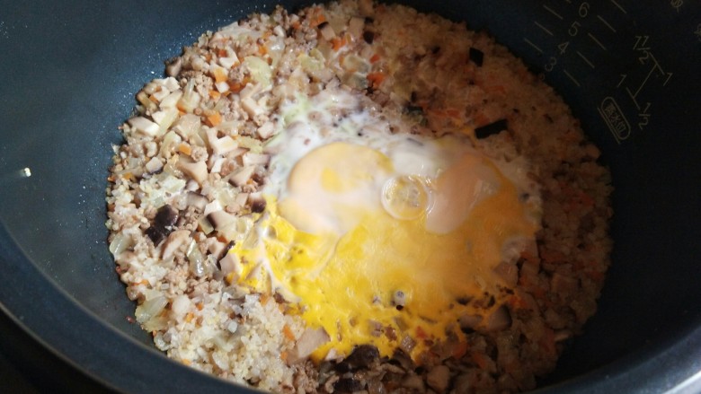 肉末杂蔬太阳蛋蒸饭,等电饭煲自动跳闸时候就可以出锅食用了。