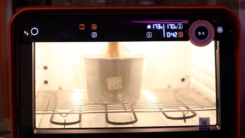 焦糖戚风,放入烤箱中，170度烘烤40分钟。