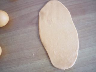南瓜面包棒（无黄油版）,搓圆后用擀面杖由上至下擀成薄皮