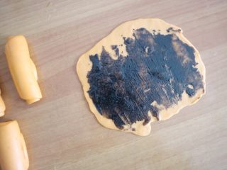 南瓜面包棒（无黄油版）,将面剂擀成薄皮，可以中间涂上黑芝麻酱