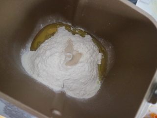 南瓜面包棒（无黄油版）,然后放入面粉，面粉中间挖个坑放入酵母