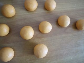 南瓜面包棒（无黄油版）,我之前分的是25g后来成型后发现太小，所以大家可以做50g～60g的面团大小比较好