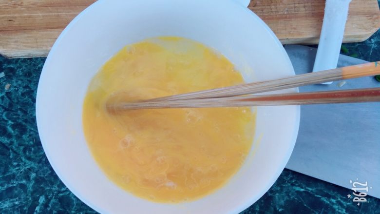 宝宝营养餐-昂公炖蛋,把鸡蛋打入碗里。用筷子把鸡蛋打散。