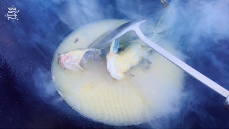 宝宝营养餐-昂公炖蛋,待鱼汤烧的白色的时候关火🔥。