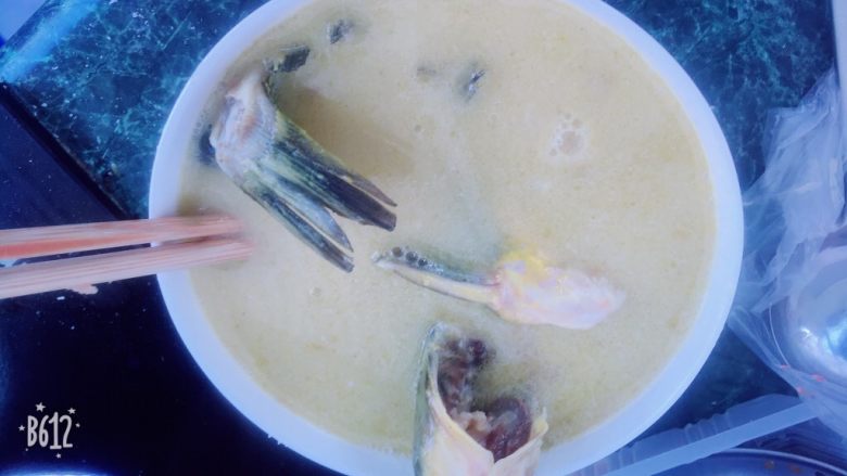 宝宝营养餐-昂公炖蛋,把鱼汤倒入碗里面。用筷子充分搅拌。