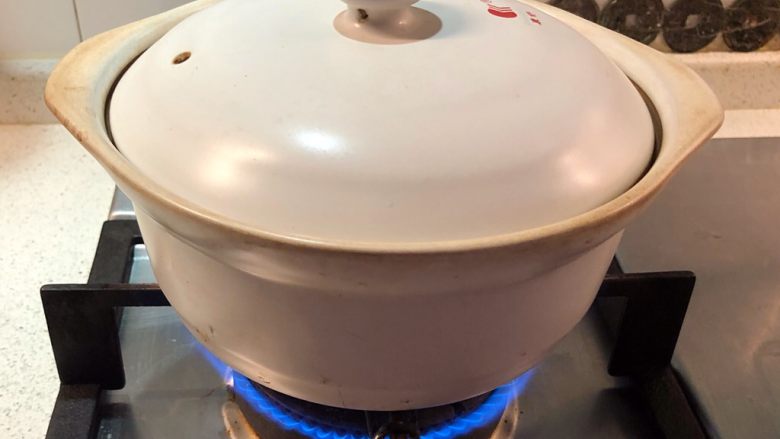 萝卜排骨汤,煮开后转小火继续慢炖1个半小时。