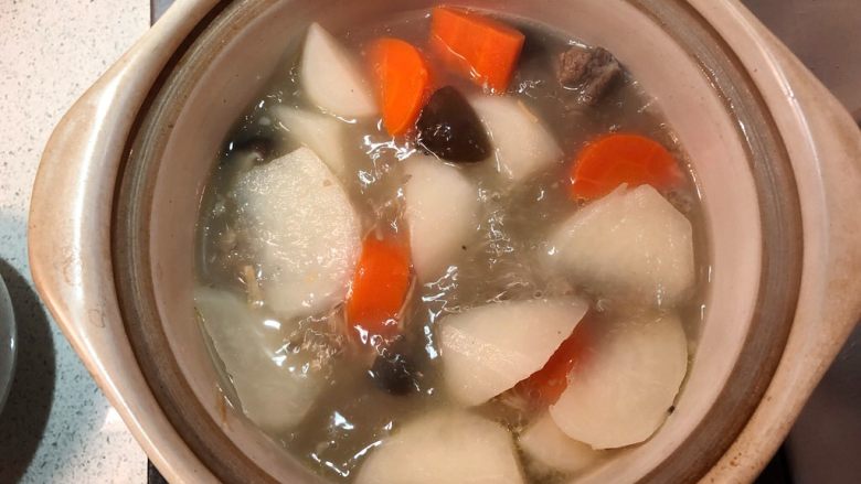 萝卜排骨汤,揭盖，下适量盐，起锅。