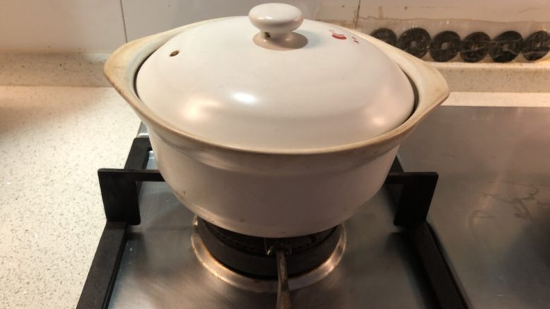 萝卜排骨汤,加盖转小火慢炖1个小时。