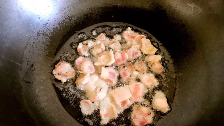 干果炒双花,锅中适量油，油热把肉片煸炒一下出香味。