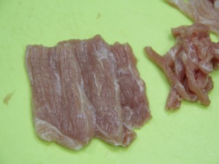 餐桌上最抢眼的一道菜——京酱肉丝,猪肉切成小条，顺着纹路切